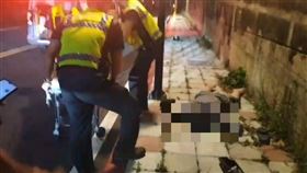 三灣國中校門口，騎士停路邊，慘遭猛力追撞，無良轎車肇逃，機車零件噴飛，車主肇逃(圖／翻攝畫面)