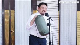 ▲民進黨立委洪申翰拿睡袋（圖／記者楊澍攝影）