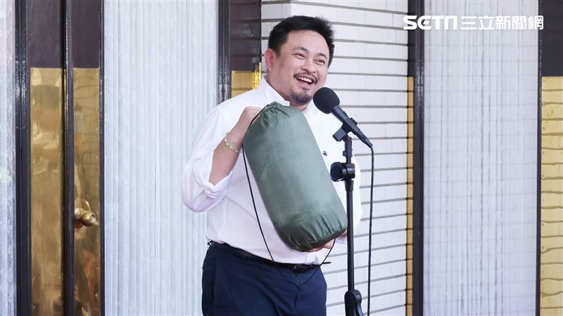 帶睡袋藍委氣跳腳！洪申翰：嚇成驚弓之鳥