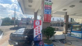 鄒女疑因開車分神，連人帶車衝撞加油站。（圖／警方提供）