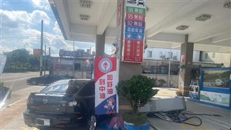 女失控衝撞加油站　機台全撞爛恐賠50萬