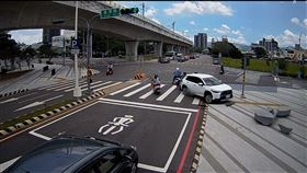 台中休旅車，路口瘋狂「魔力轉」，自撞分隔島，倒車瘋狂轉圈， 4機車慘遭擊落，3人傷(圖／翻攝畫面)