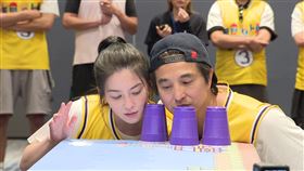 許藍方跟王少偉親密臉貼臉。（圖／台視提供）