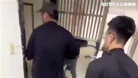 萬華警方破門進入套房時，泰籍應召女從陽台跌落至地面身亡。（圖／翻攝畫面）