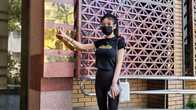 ▲女子曾郁芸前往台北地院對蕭淑慎老公梁軒安提告。（圖／翻攝畫面）