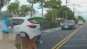 差一點！疑未拉手剎車　轎車滑出險撞騎士