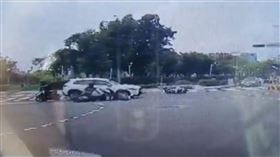 台中休旅車倒車失控，瘋狂轉2圈，擊落4機車，路人視角曝網嚇：汽車打保齡球？(圖／翻攝自抖音)