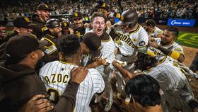 ▲康恩沃斯（Jake Cronenworth）敲出再見全壘打。（圖／翻攝自教士推特）