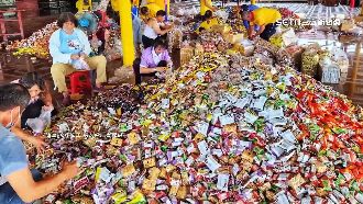 琉球王船祭　備3400公斤「糖果山」狂撒