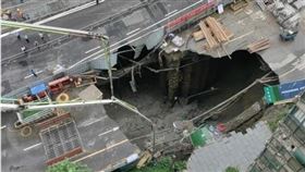 今（21）日上午成都地鐵13號線一個在建地鐵站發生坍塌，道路驚現巨大坑洞。（圖／翻攝自阿波羅新聞網）
https://www.aboluowang.com/2024/0621/2070047.html