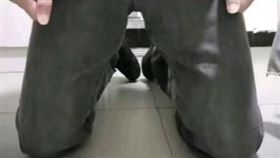 一名中國網友向富士康下跪道歉。（圖／翻攝自微博）