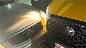 當時的猛然一撞，讓運將及車內乘客全嚇壞。（圖／翻攝畫面）