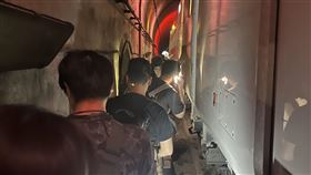 台鐵229次自強號遭落石擊中。（圖／翻攝畫面）