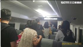 台鐵299列次撞上落石，卡在南澳隧道。（圖／翻攝畫面）