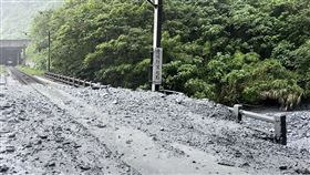 台鐵229次自強號遭落石擊中。（圖／翻攝畫面）