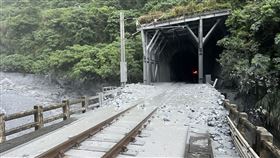 台鐵229次自強號遭落石擊中。（圖／翻攝畫面）
