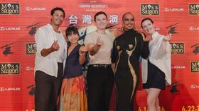 《西貢小姐》主要演員羅威斯（左起）、艾碧嘉爾、尼格爾、西恩、莎拉今天彩排後受訪。。（圖／寬宏藝術提供）