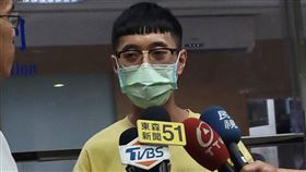 ▲孫安佐經紀人朱翊銘3萬元交保後，在鏡頭前說明事件原委，認為孫安佐因為喜歡研究武器，就被社會污名化。（圖／記者楊佩琪攝）