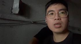 自強號列車撞上落石，卡在清水隧道內。（圖／翻攝畫面）