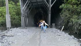 自強號土石流出軌。（圖／翻攝畫面）