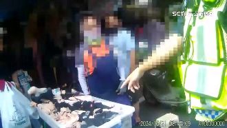 8旬嬤違擺攤哀求警！路人掏1200幫繳罰單