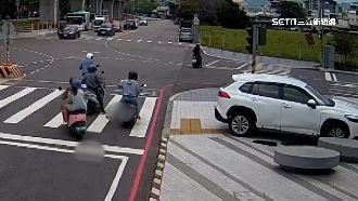 休旅車路口魔力轉狠掃4機車！估有關3原因