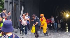 自強號土石流出軌。（圖／翻攝畫面）