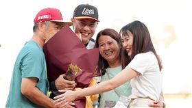 ▲許哲晏家人驚喜現身獻花。（圖／統一獅提供）