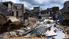 廣東平遠暴雨38死  5.5萬人受災中國廣東省梅州市平遠縣16日降下超級暴雨引發山崩、洪水與土石流，災情慘重。截至21日下午3時已造成38人死亡、2人失聯，5萬5388人收災。圖為20日，洪水退去後，平遠縣泗水鎮多處房屋嚴重受損。（中新社提供）中央社  113年6月21日