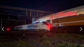 台鐵事故列車拖出3節了。（圖／翻攝畫面）