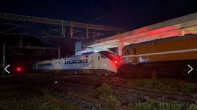 台鐵事故列車拖出3節了。（圖／翻攝畫面）