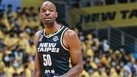 戴維斯未按時給付撫養費，遭前妻告上法院。（翻攝自新北運動聚點粉專）