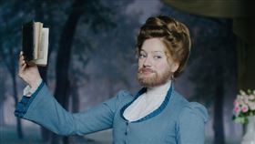 娜迪雅特列什科維奇化身為多毛症女子。（圖／海鵬提供）