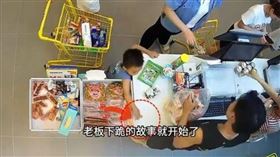小孩趁店員忙碌時偷拿桌上的糖果。（圖／翻攝自微博）