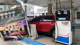 高雄女開車暴衝撞加油站　員工驚嚇傻眼