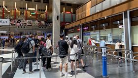 受火車出軌誤點影響，台北車站出現一些退票民眾。（圖／記者楊晏琳攝影）