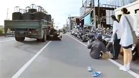 車禍,路竹,中山路,閃避,機車,大貨車,行人