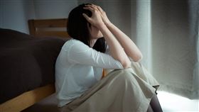 被害女子被母親同居人藉口幫忙消業障，多次性侵得逞。（示意圖，Pakutaso）