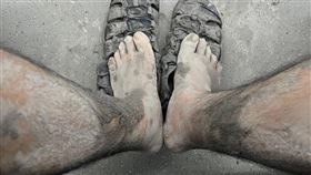 東華大學柯姓畢業生21日搭上撞石列車，脫困後曬出一雙泥腳報平安。（圖／CTWANT）