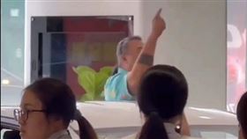 北市蘇姓計程車司機前往TOYOTA濱江營業所嗆聲。（圖／翻攝自社會事新聞影音）