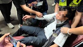 陳姓列車長手部骨折，被緊急送往慈濟醫院救治。（圖／翻攝畫面）