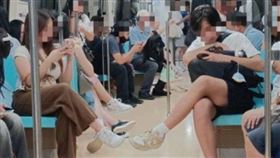 搭捷運最討厭遇到不守規矩的人。近日就有網友發文抱怨，他當天一走進車廂走道時，就見2個乘客翹著二郎腿，直接擋住走道，讓他氣憤直問「你們是要配對嗎？」貼文曝光後也引發網友熱議。