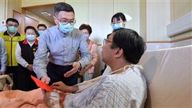 行政院長卓榮泰今（22）日赴花蓮慈濟醫院慰問受傷列車司機員和家屬並致贈慰問金。（圖／行政院提供)