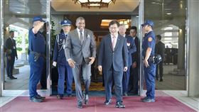 聖克里斯多福及尼維斯聯邦總理德魯伉儷率團訪台，林佳龍接機。（圖／外交部提供）