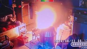 桃園大溪區民生路市場內的一家攤商今早發生瓦斯氣爆，一名機車騎士行經市場時，不慎扯斷店家的瓦斯管線，簡姓父子察覺異狀企圖關閉瓦斯，不料卻突然發生氣爆，父子遭波及造成全身50%及20%燒燙傷，送醫急救後暫無生命危險。