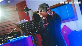 大馬鬼才黃明志首度挑戰客家歌，推出《漂向北方》客家版。（圖／亞洲通文創提供）