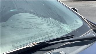 騎車講手機被警攔　違規男暴走襲警砸車