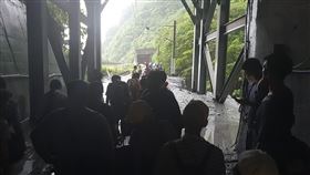 台鐵229次新自強號昨天在花蓮清水隧道遇到土石流，導致車廂出軌，9人受傷，500多名乘客被迫下車轉乘。（圖／翻攝賴先生臉書）