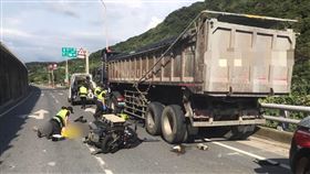 林口機車騎士撞上砂石車身亡。(圖／翻攝畫面)
