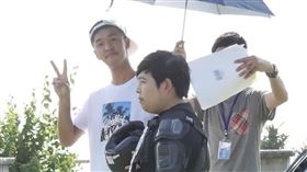 香蕉曬出與山豬的合照。（圖／翻攝自臉書）